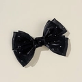 Dettaglio macro del fiocco per capelli in rete nera con strass brillanti e texture - Nero