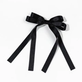 Detail einer eleganten schwarzen Satin-Haarschleife mit vier langen fließenden Bändern - Schwarz