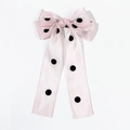 Détail d'une pince à cheveux à nœud rose clair avec pois noirs et longs rubans - Rose