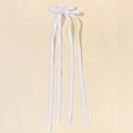 Detail van een witte strik haarclip met kantrandjes en lange kwastjes in elegante stijl - Wit