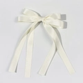 Detailansicht der glatten weißen Satin-Textur an der eleganten Ballett-Schleifen-Haarklammer - Beige