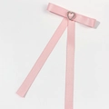 Détail d'un nœud papillon en satin rose avec un ornement en forme de cœur brillant - Rose
