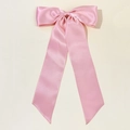 Detailansicht der glatten rosa Satin-Schleife mit eleganten langen Bändern - Rosa