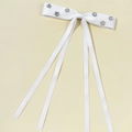 Detail van een witte strik met zilveren sterrensteentjes en lange vloeiende linten - Wit