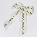 Detail von floraler Spitzen-Haarspange mit blauen Blumen und langen Hängeriemen - Beige