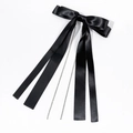 Detalle de pasador de lazo de satén negro con borlas largas de pedrería plateada - Negro