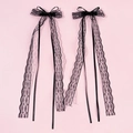Detail von schwarzen Blumen-Spitzen-Haarspangen mit langen Bändern im Gothic-Lolita-Stil - Schwarz