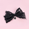 Detail einer schwarzen Spitzen-Haarschleife mit herzförmigem Diamant-Anhänger - Schwarz