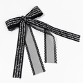 Dettaglio di fiocco in nastro nero con testo corsivo bianco e bordi in pizzo ondulato - Fiocco Stampato con Bordo in Rete Nero (3#)