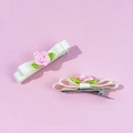Nahaufnahme der eleganten Haarklammern mit weißer Satinschleife, rosa Rose und Blatt - Satin Schleife Rosen Stil (2#)