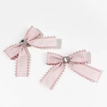 Détail de barrettes à nœud vichy rose avec centre en cristal cœur et bordure en dentelle - Cœur Rose