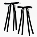 Détail de deux barrettes à nœuds en velours noir avec de longs rubans élégants - Noir