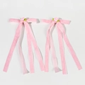 Detailopname van roze fluwelen haarclips met rozenknoppen en lange linten - Roze