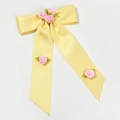 Détail d'un nœud papillon en satin jaune avec roses en soie rose et longs rubans - Jaune