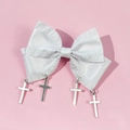 Dettaglio del fiocco bianco con ciondoli a croce gotica su sfondo rosa uniforme - Fiocco Bianco Con Quattro Croci (2#)