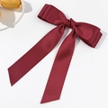 Pince à cheveux élégante en satin bordeaux avec longs rubans sur fond blanc épuré - Bordeaux
