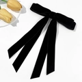 Details einer eleganten schwarzen Samt-Haarschleife mit langen Bändern und Doppelschicht - Schwarz