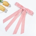 Makroaufnahme einer eleganten rosa Samt-Schleife mit langen Bändern auf weißem Grund - Rosa