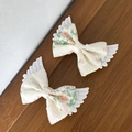 Mollette per capelli a fiore in pizzo con ali bianche per un look elegante e femminile - Design a ala singola / Ali Rosa