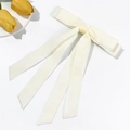 Detailansicht der eleganten cremefarbenen Samtschleife mit langen Bändern und Tulpen - Beige