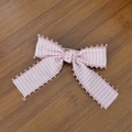 Primer plano de horquilla con lazo de cuadros rosa, bordes de encaje y clip plateado - Lazo de Cuadros Blanco y Rosa (2#)