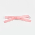 Detailansicht einer rosa Samt-Haarschleife mit weicher Textur und elegantem Design - Rosa
