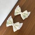 Dettaglio di fermagli per capelli con fiocco in pizzo e ali d'angelo con paillettes bianche - Design a ala singola / Ali Beige