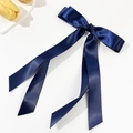 Dunkelblaue Satin Haarschleife mit langen Seidenbändern auf weißem Hintergrund - Marineblau