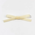 Nahaufnahme der cremefarbenen Samt-Schleifen-Haarklammer mit weicher Textur und Glanz - Beige
