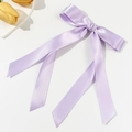 Makroansicht der hellvioletten Satin-Schleife für Haare mit seidiger Textur und langen Bändern - Lila