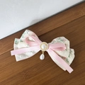 Dettaglio del fermaglio per capelli in pizzo floreale con fiocco rosa e perla pendente - Fiocco Grande con Pendente / Rosa