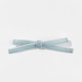 Détail de la pince nœud en velours bleu clair montrant la texture douce du tissu - Bleu