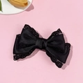 Detalle de elegante pinza para el pelo con lazo de encaje negro y cinta de raso vintage - Negro