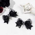 Detalle de clips góticos para el pelo con lazo de encaje negro, corazón y cruz de plata - Negro (Par)