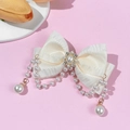 Barrette nœud en satin blanc avec pompons en perles et centre en strass vintage - Beige