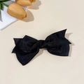 Dettaglio dell'elegante fermaglio per capelli con fiocco nero in rete su sfondo neutro - Nero