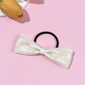 Dettaglio di un elastico per capelli in pizzo beige con motivi floreali su rosa - Stile Elastico per Capelli con Fiocco in Pizzo (1#)