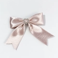 Gros plan d'une pince à cheveux à nœud en satin rose avec un centre en strass en cœur - Style Court Strass Cœur (2#) / 2#-Rose Strass Cœur