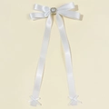 Dettaglio del fiocco in raso bianco con cuore di perla ed eleganti lunghi nastri fluenti - Bianco