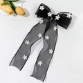 Details einer schwarzen Haarschleife aus Mesh mit Gänseblümchen-Stickerei und langen Bändern - Schwarz