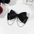 Gotische schwarze Satinschleife Haarklammer mit Silberketten und Kreuzanhänger auf Weiß - Schwarze Satin Schleife Mehrlagige Kette Kreuz Haarspange (2#)