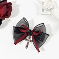 Dettaglio molletta gotica con pizzo nero, nastro rosso, rosa in tessuto e croce d'argento - Stile 1 (1#)