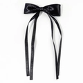 Detailansicht der eleganten schwarzen Satin-Schleife mit langen fließenden Bändern - Entenschnabel-Haarclips / Schwarz Mit Bändern Stil 3