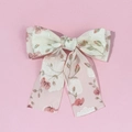Détail d'une pince à cheveux à nœud floral avec fleurs roses sur tissu blanc - Style Floral Blanc (1#)
