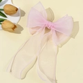 Detalle de una pinza para el pelo de tul rosa con cintas largas y textura transparente - Rosa