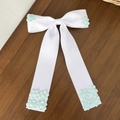 Detail einer weißen Schleife Haarklammer mit grüner Stickerei auf Holzhintergrund - 4# (Mit Grünen Blumen)