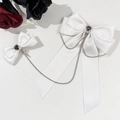 Fiocchi bianchi in raso stile gotico con gemme a cuore, catene d'argento e croce pendente - Bianco