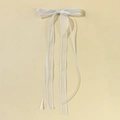 Detalle de lazo para pelo en organza blanca con cintas largas y bordes ondulados - Blanco