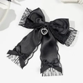 Dettaglio del fiocco per capelli in pizzo nero con ciondolo a cuore di strass lucidi - Nero