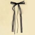 Detalle de pinza de pelo con lazo de malla negra con bordes festoneados y cintas elegantes - Negro